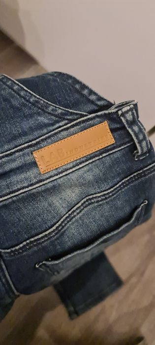 Ogrodniczki spodnie na szelkach z miękkiego jeansu z koronką KappAhl