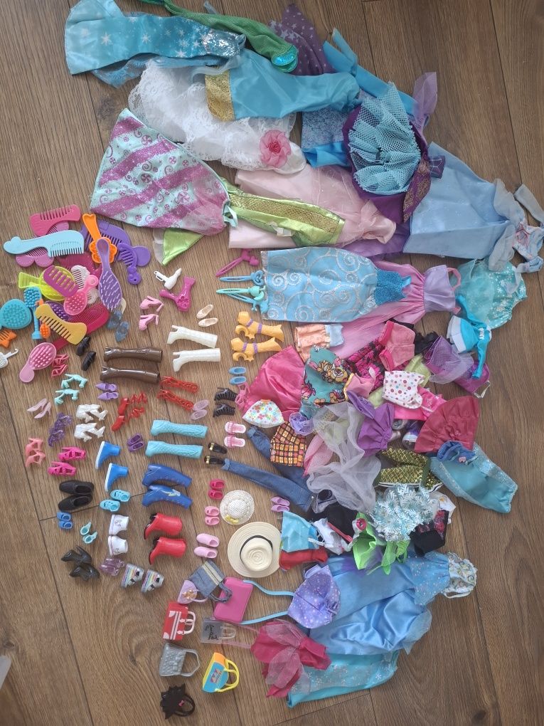 Zestaw dla Barbie aż 170 częściowy, ubranka, buty itp