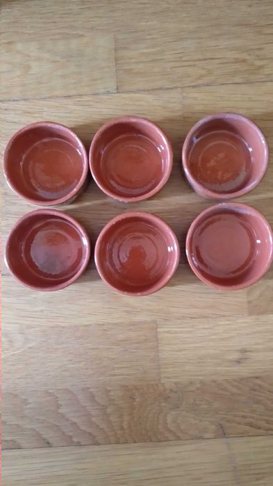 Pratos decorativos, vaso de porcelana e taças de barro