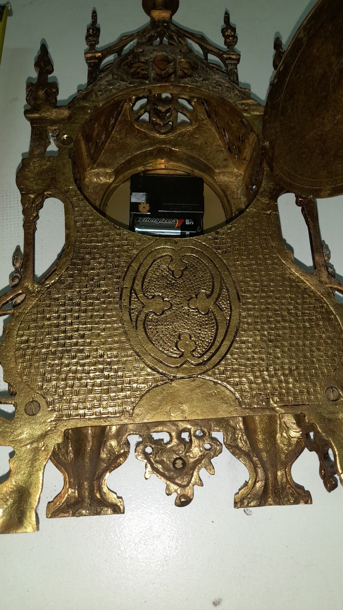 Relógio de mesa em metal