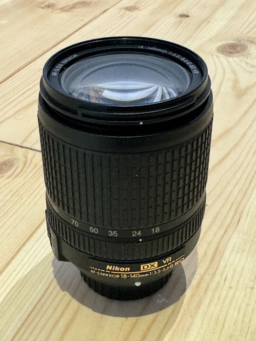 Nikon D5000 camera + DX Nikkor 18-140mm 3.5-5.6 lente