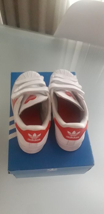 Tênis Adidas menina modelo super star, como novos.