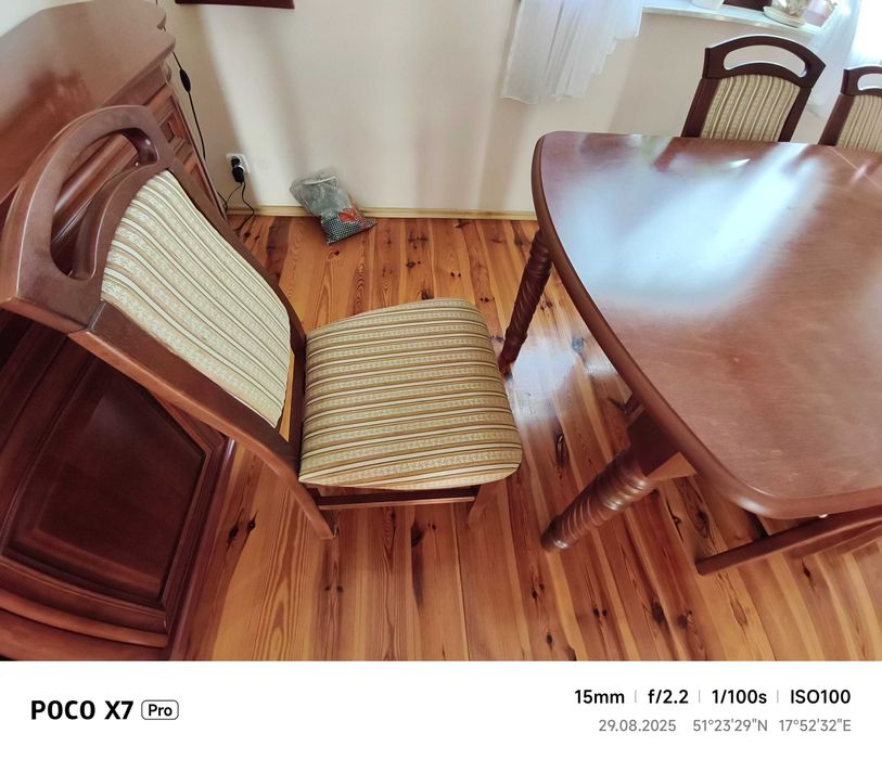 Stół rozkładany z krzesłami