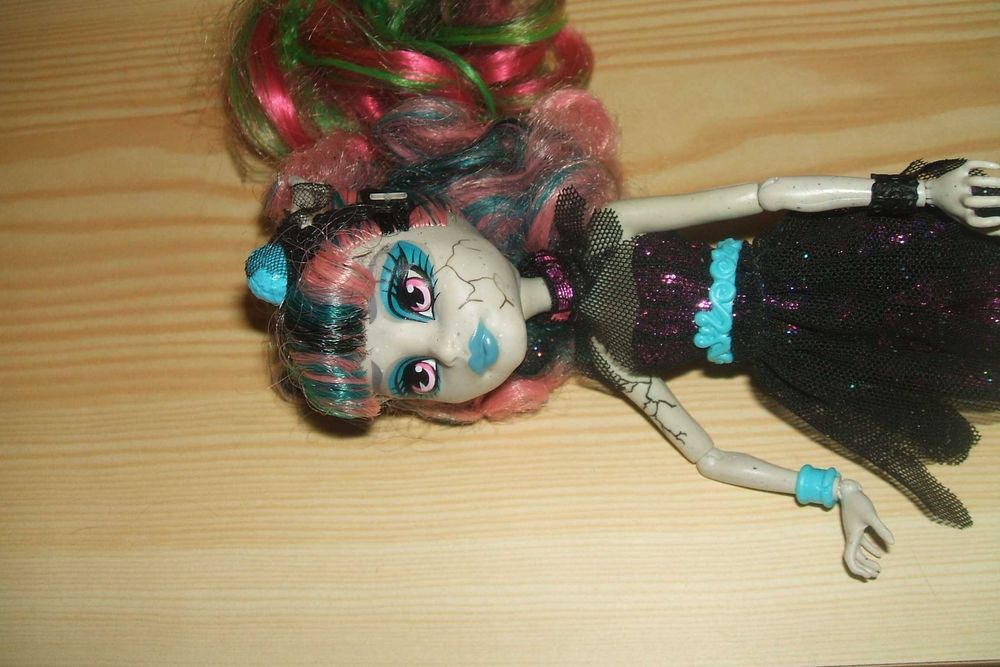 Monster High Rochelle Goyle Zombie Shake