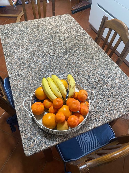 Mesa de madeira com tampo de granito