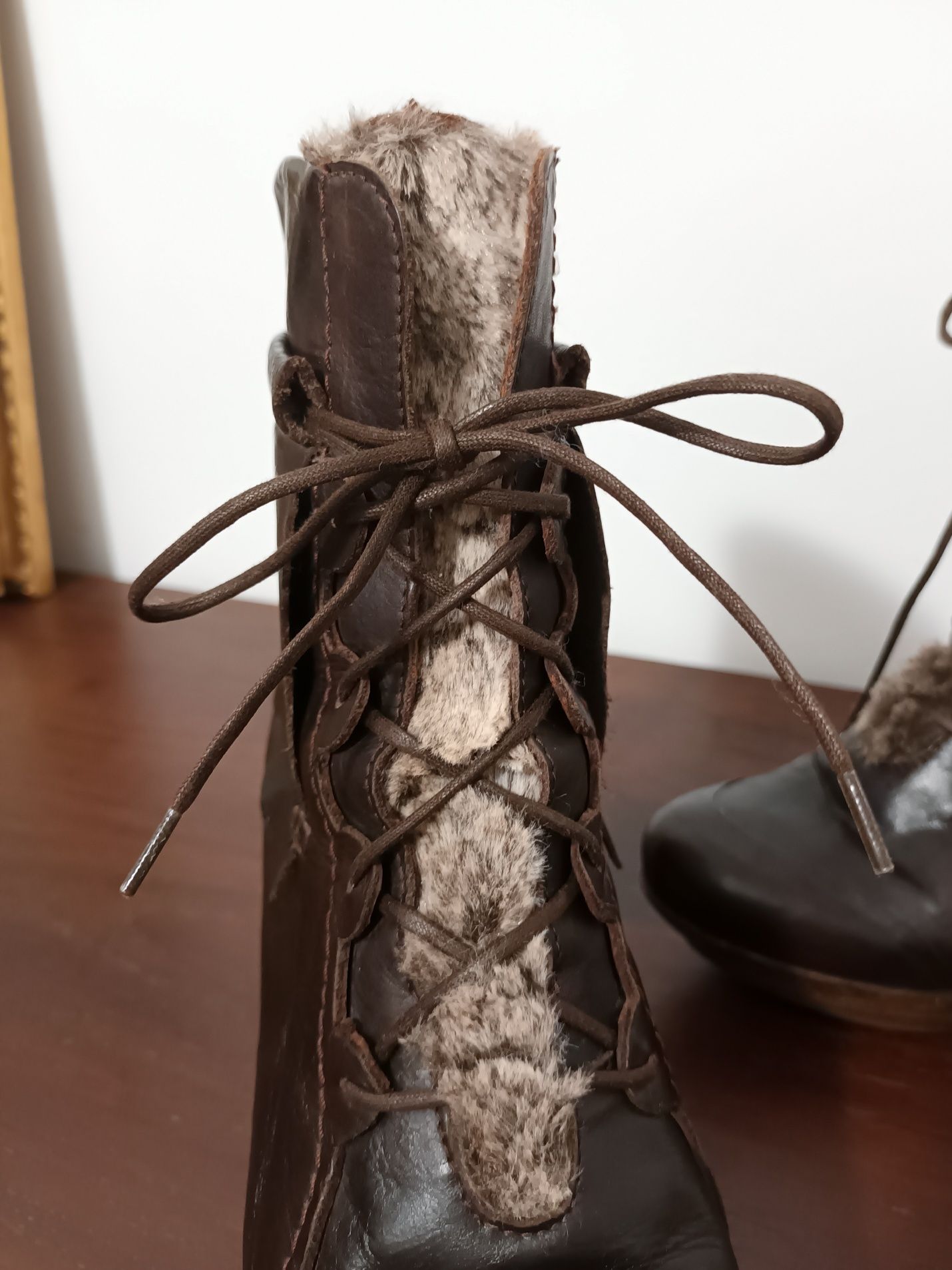 Botas de pele castanhas com atacadores