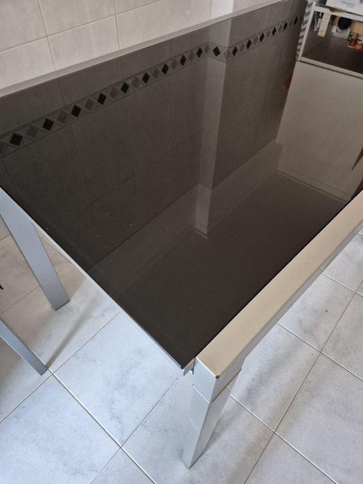 Mesa extensível em vidro  e 4 cadeiras