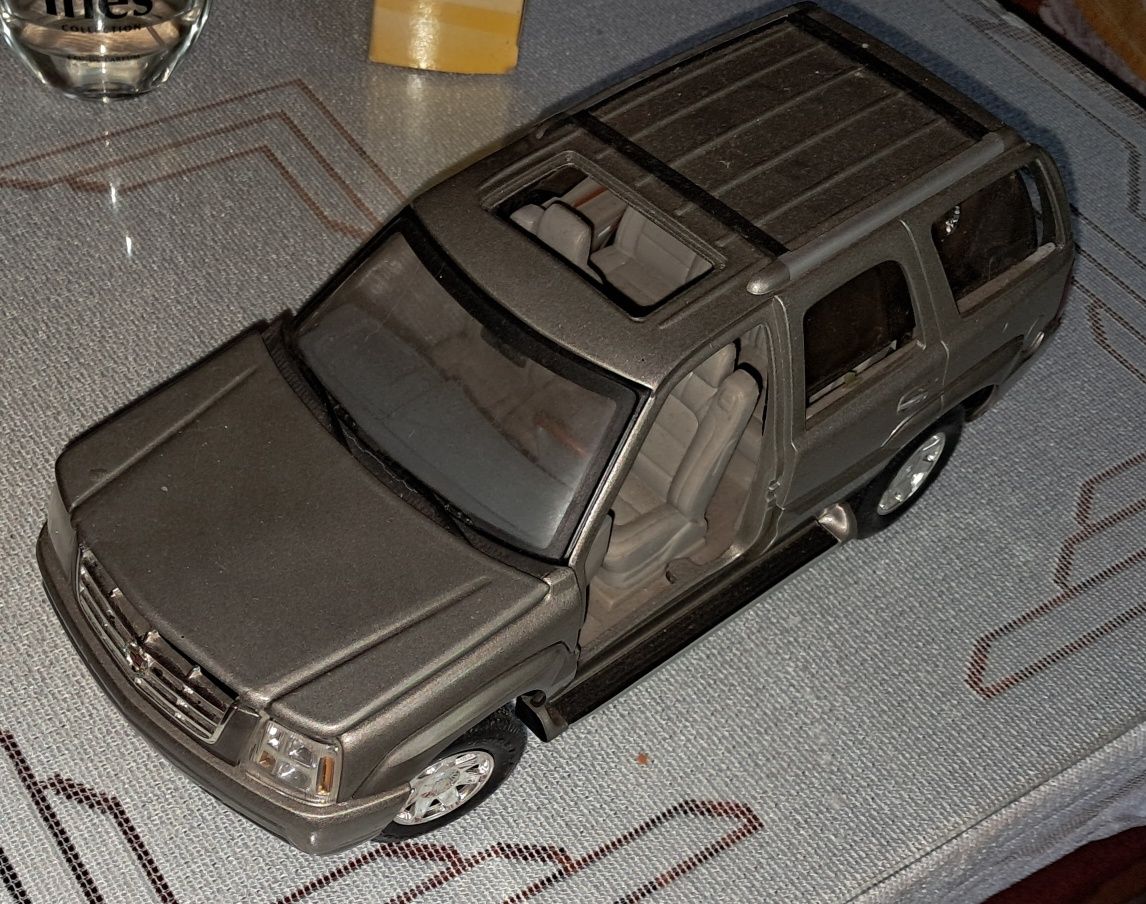 Cadillac exlejd 1:18