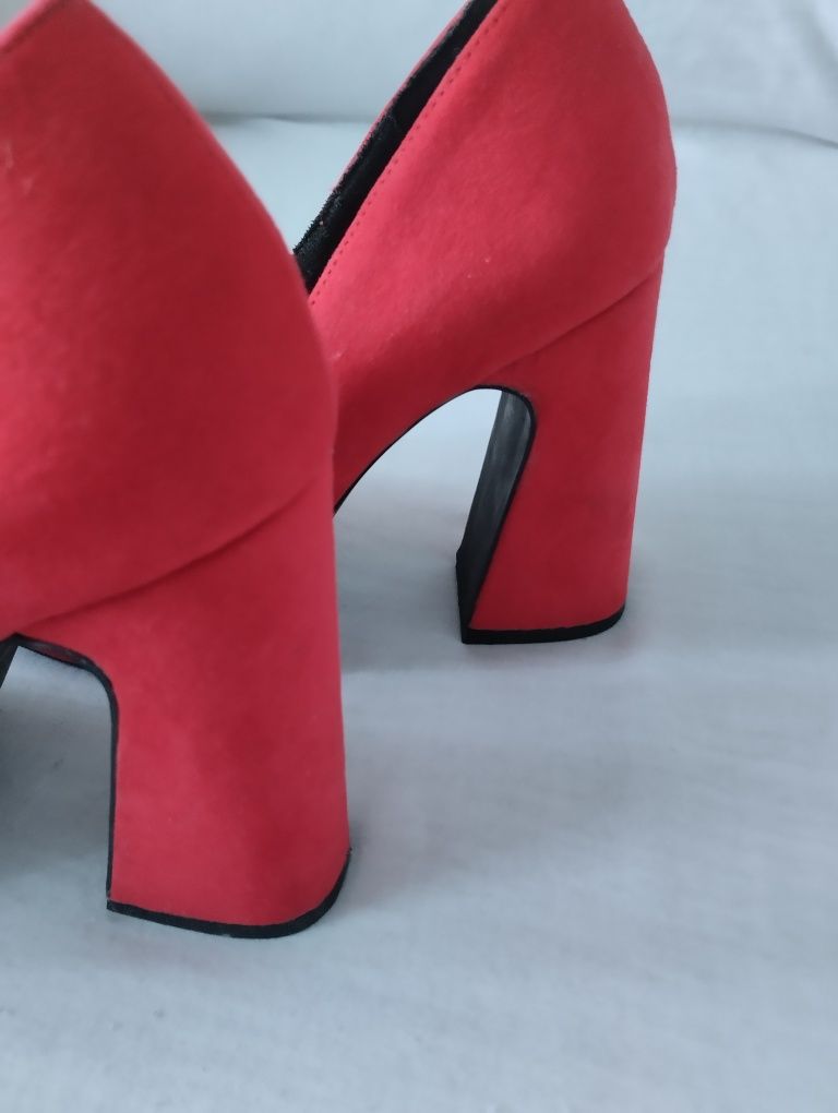 Sapato vermelho com salto