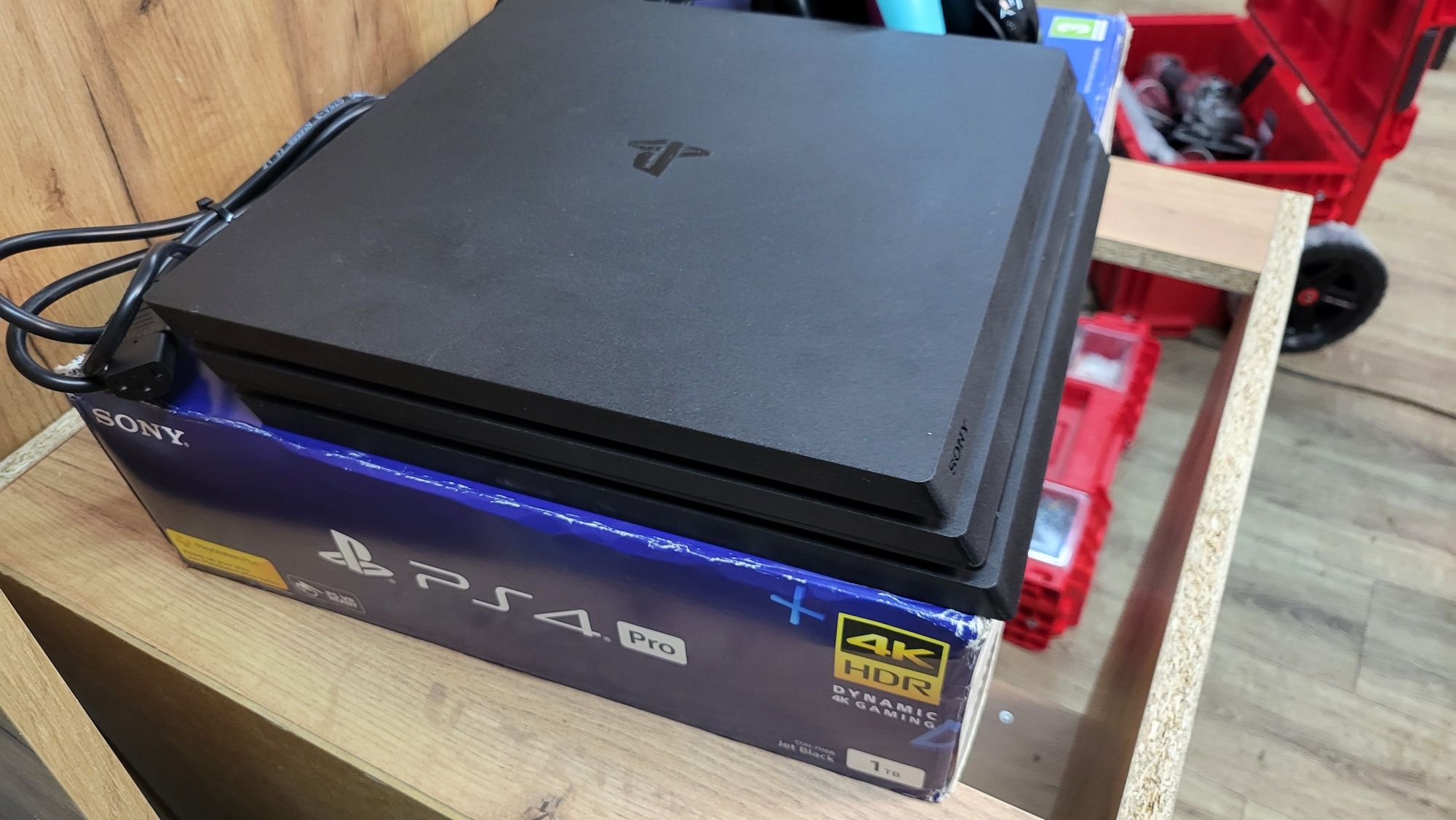 Sony PlayStation 4 pro 1 тб  2 джойстика.