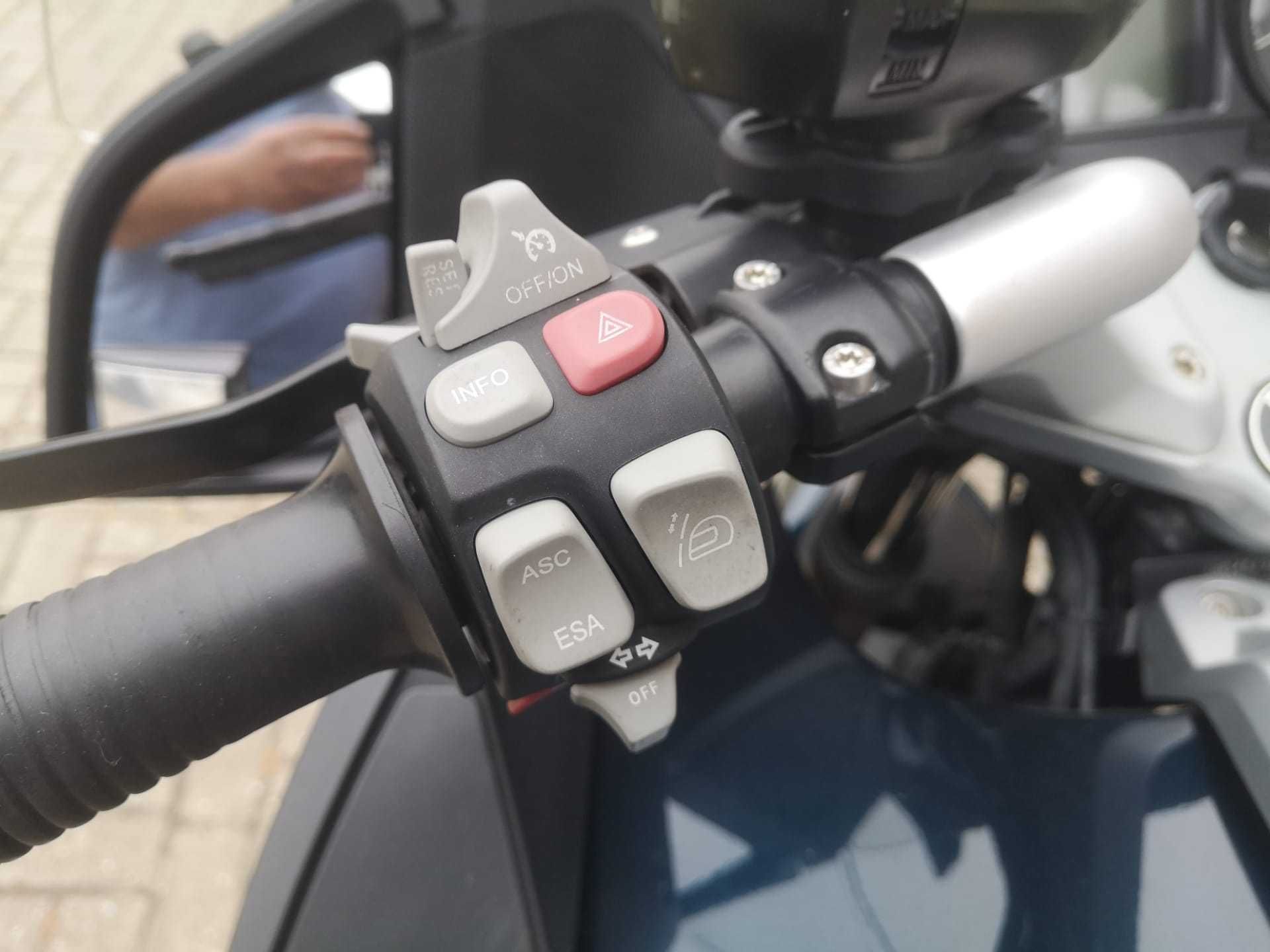 BMW R 1200 RT com malas laterais e top case