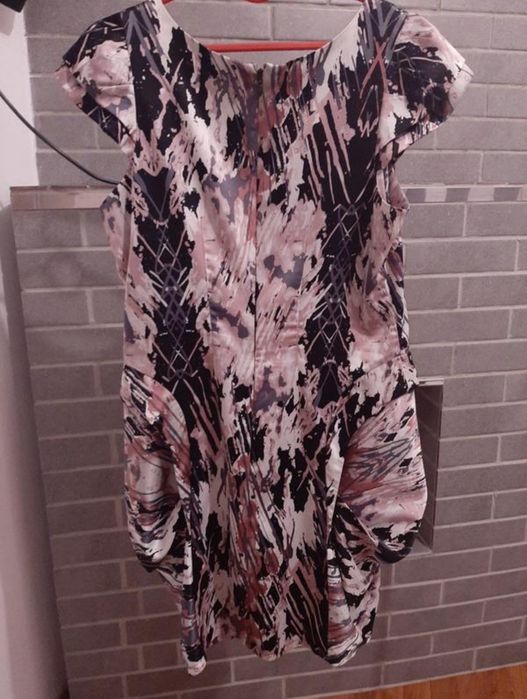 Нарядна брендова яскрава абстрактна рожева міні сукня плаття від Lipsy