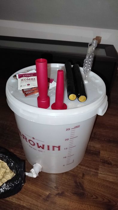 Wiadro z kranikiem do wina, piwa, 30l.