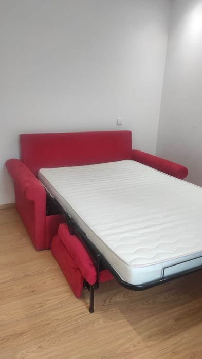 Sofá - cama vermelho extremamente confortável