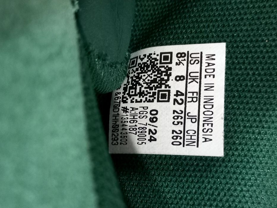 Новые кожаные кроссовки Adidas  42 размер