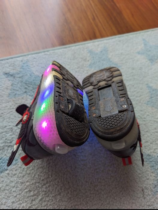 Sapatilhas com rodinhas e luzinhas