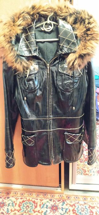 Куртка кожаная лаковая, продам очень срочно!
