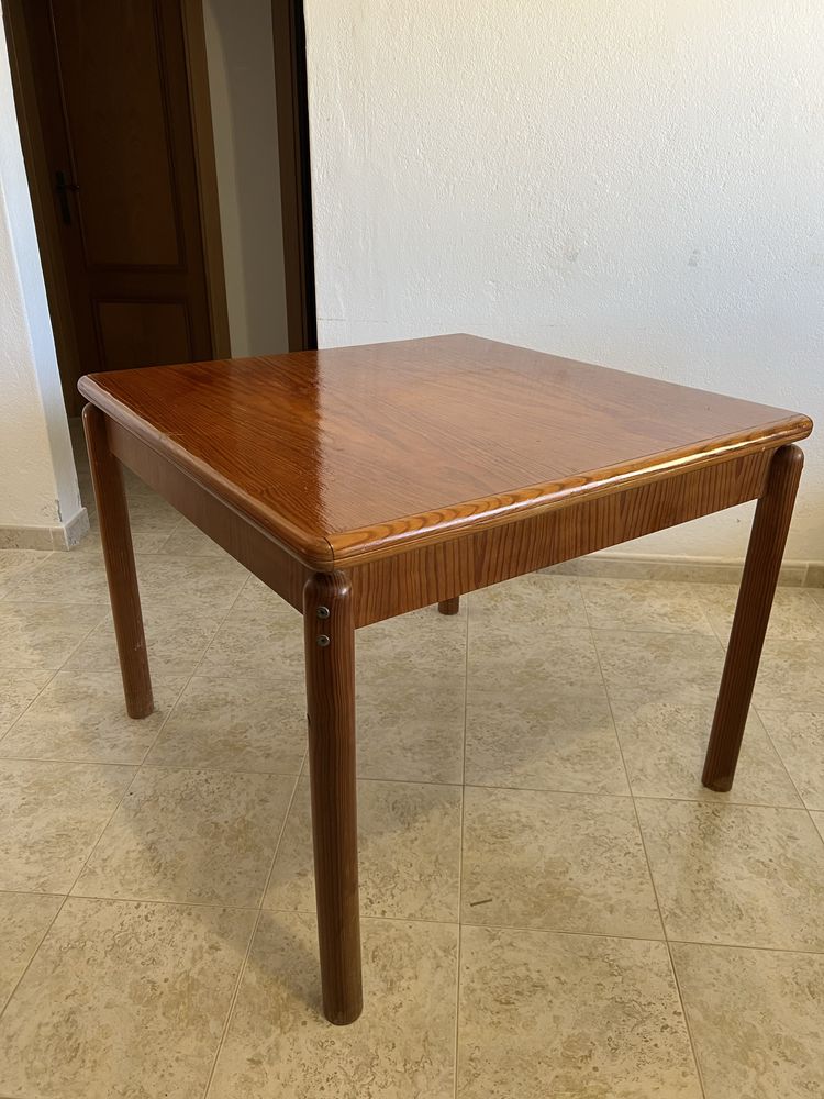 Mesa quadrada de madeira