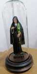 Redoma antiga com imagem de Santa Rita