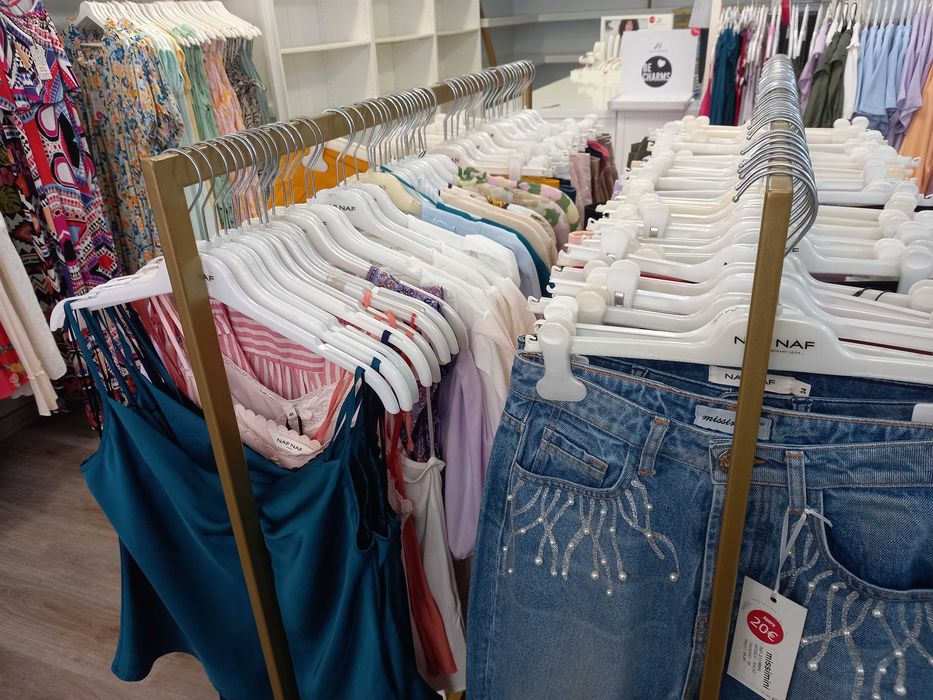 2 Cabides simples dourados para lojas