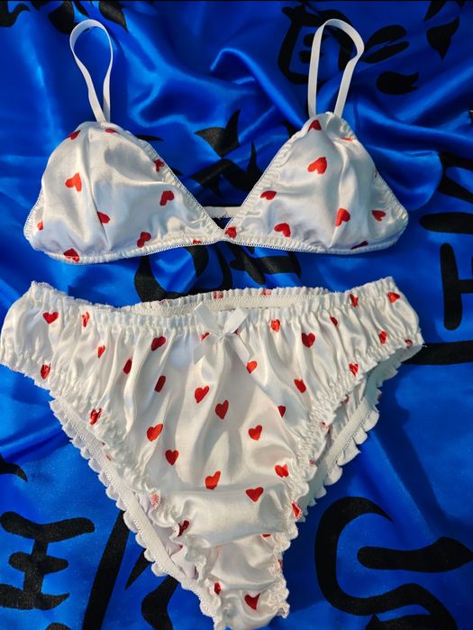 Satynowy komplet damski w serduszku.