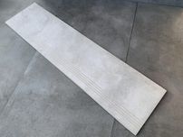 Płytki betonopodobne na schody, szare stopnice 100x30