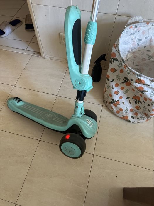 Scooty for kids  with light on wheels its like new /