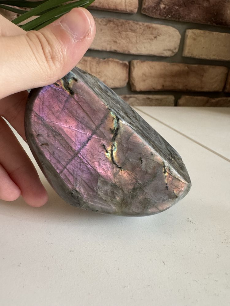Labradoryt mineral krysztal kolekcjonerski rozowa poswiata