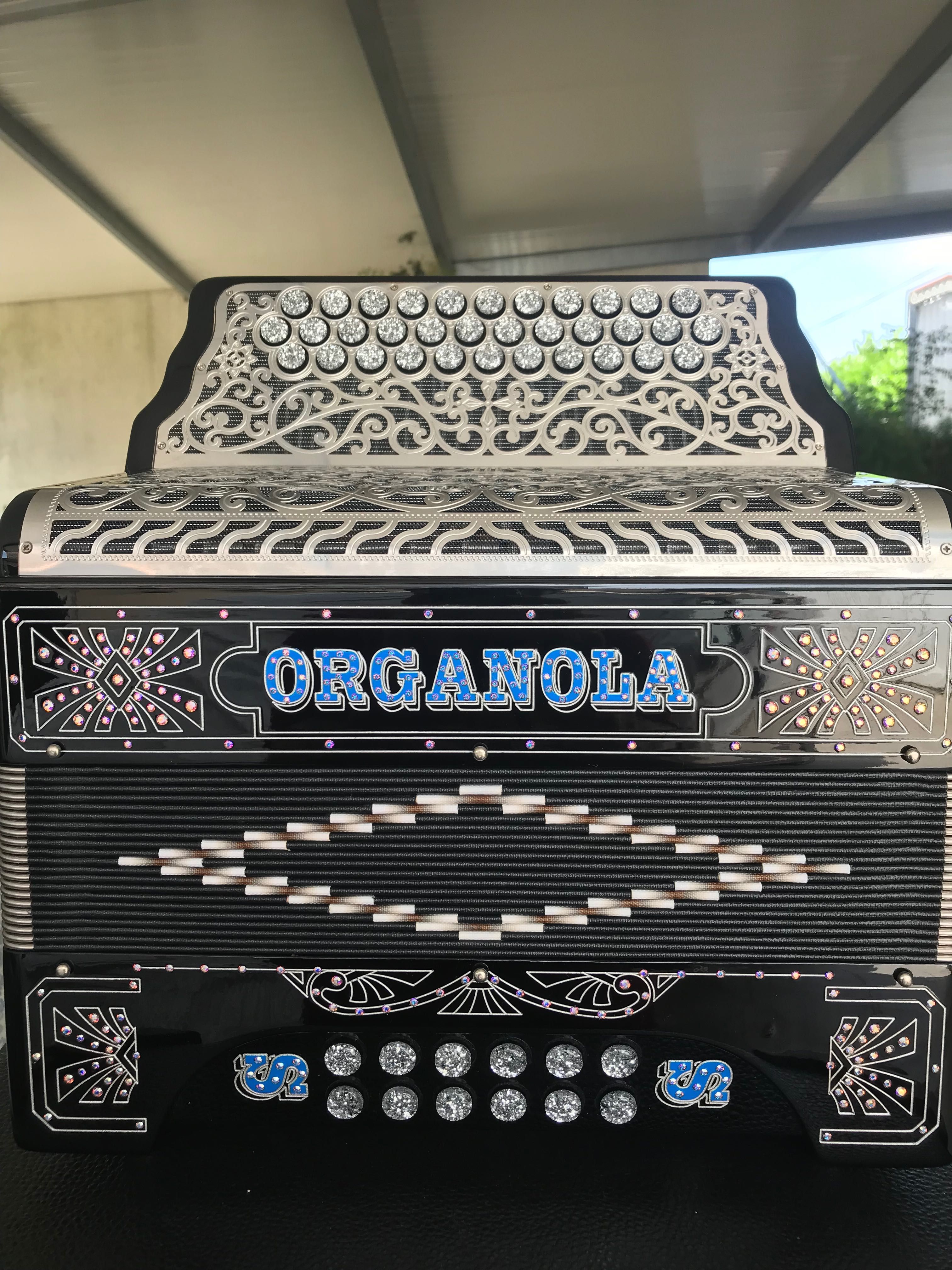 Vendo concertina semi nova em FA LA RE com música especial artesal