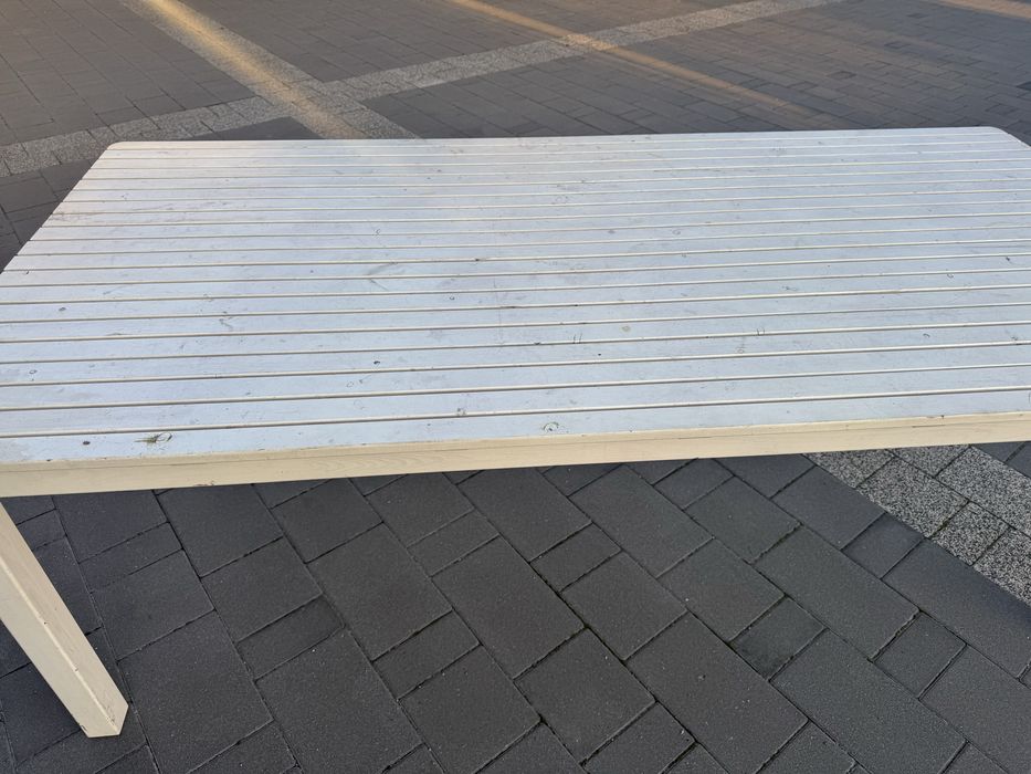 Duzy drewniany stół ogrodowy