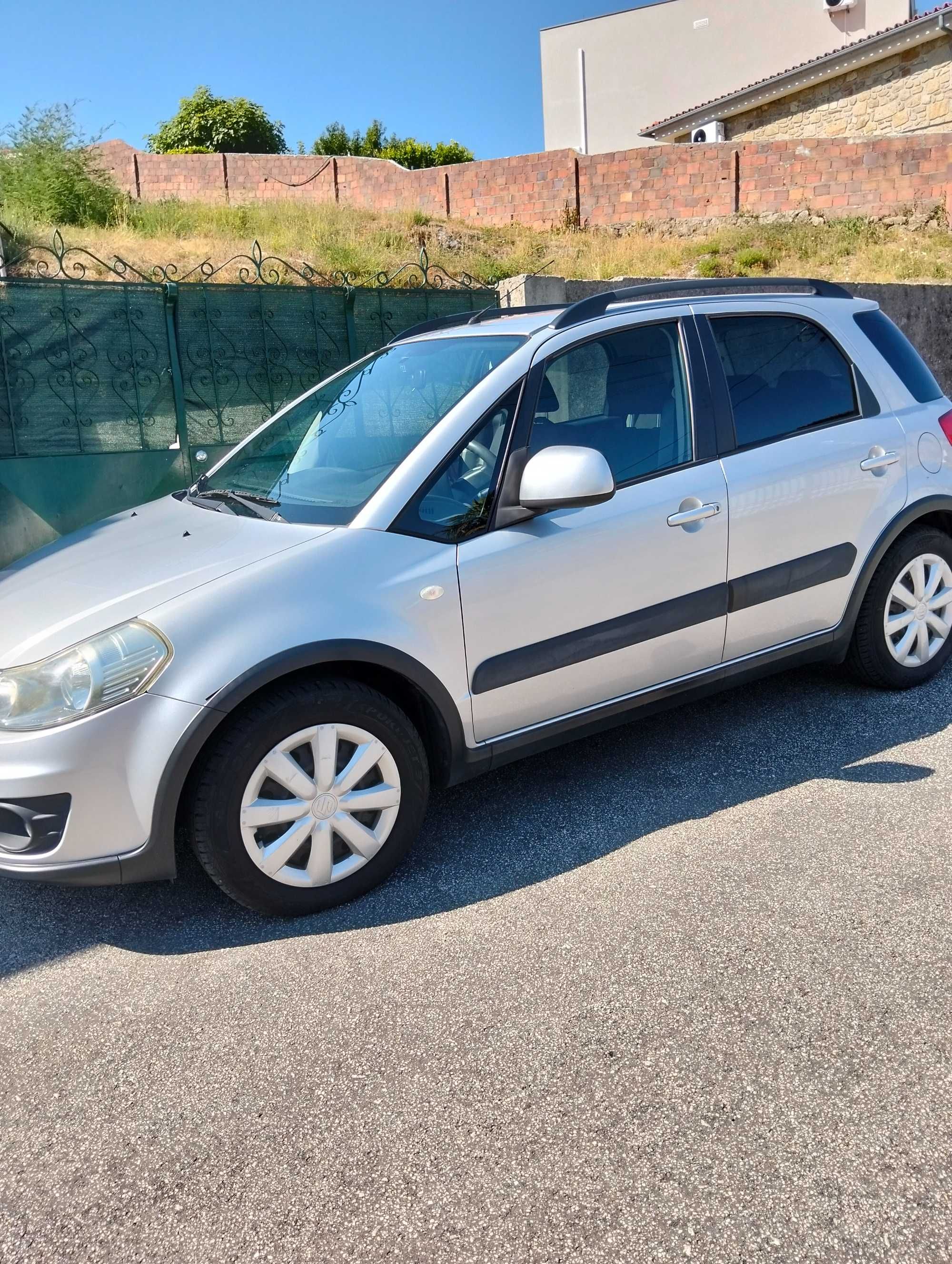 Vendo Suzuki Sx4 em muito bom estado com bagageira de tejadilho.