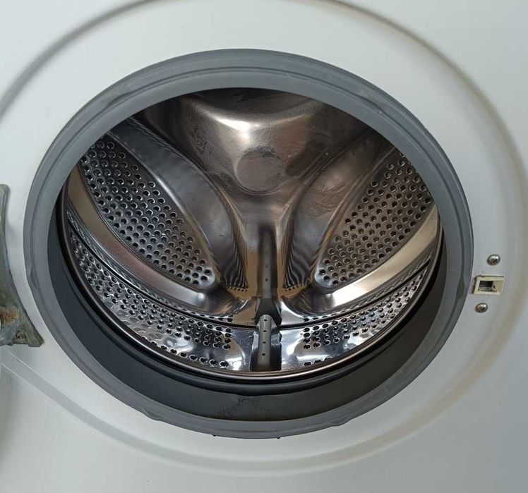 Узкая стиральная машина LG WD-80250S.