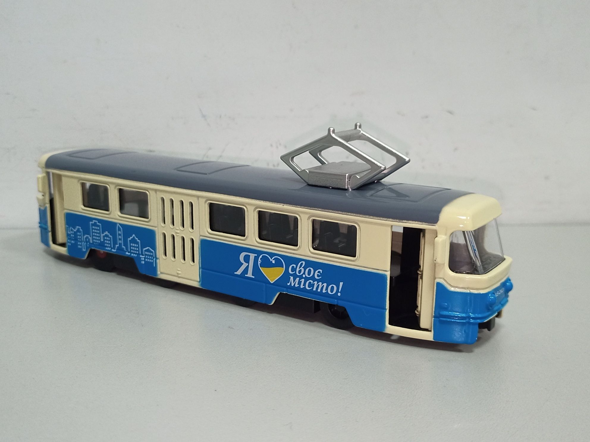 Трамвай Металлическая модель АвтоХіт, открываются двери.