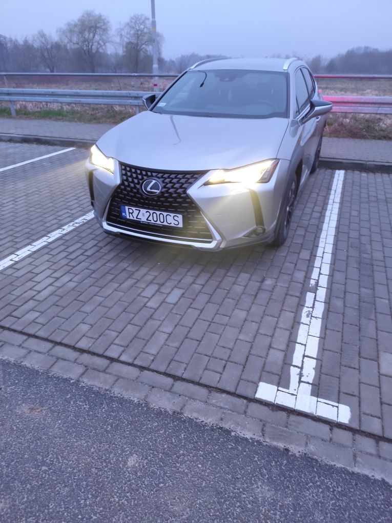 Lexus UX 200, stan idealny.