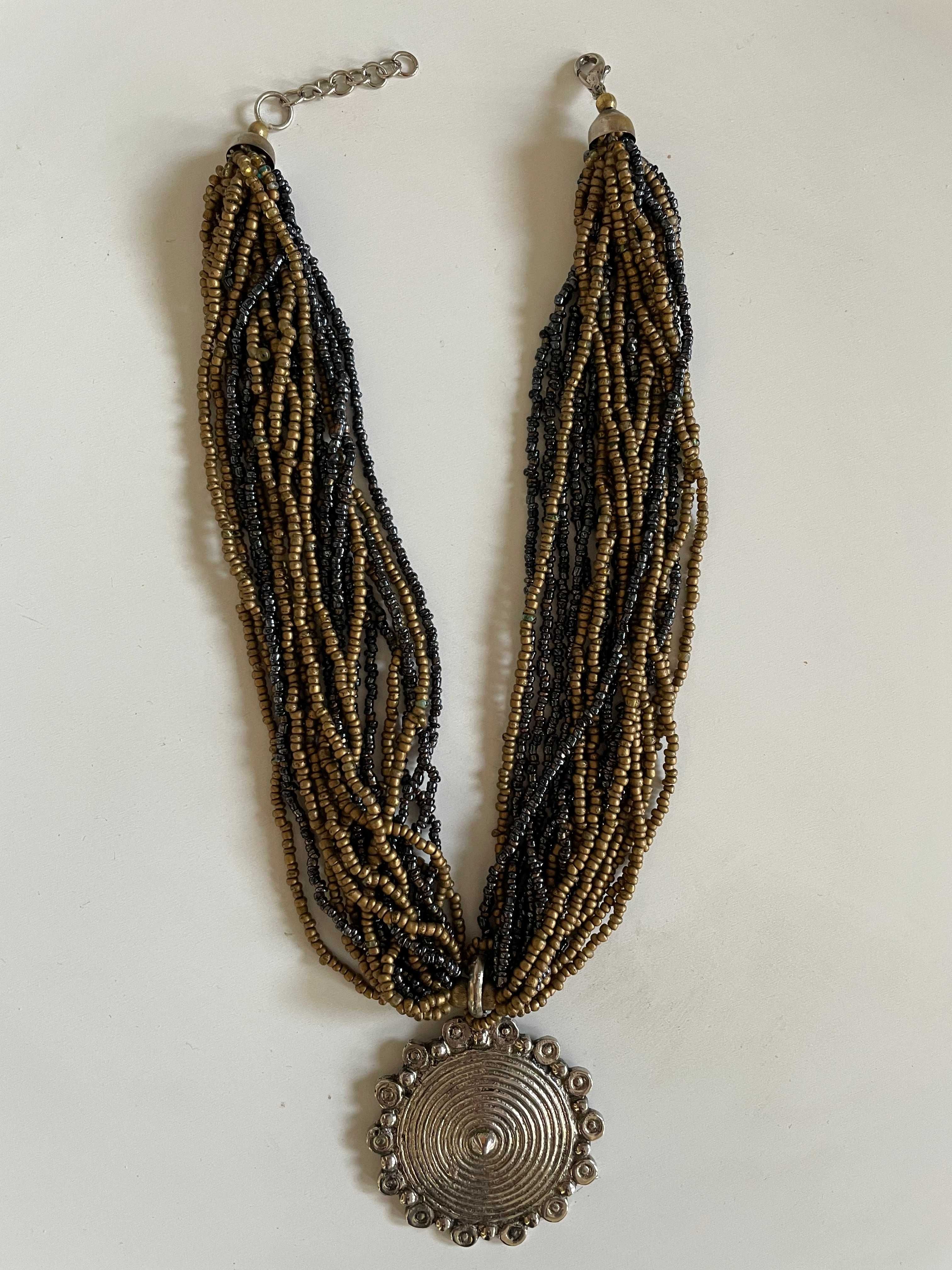 naszyjnik ze sznurami korali perłowych w złoto-beżowo-brązowej tonacji