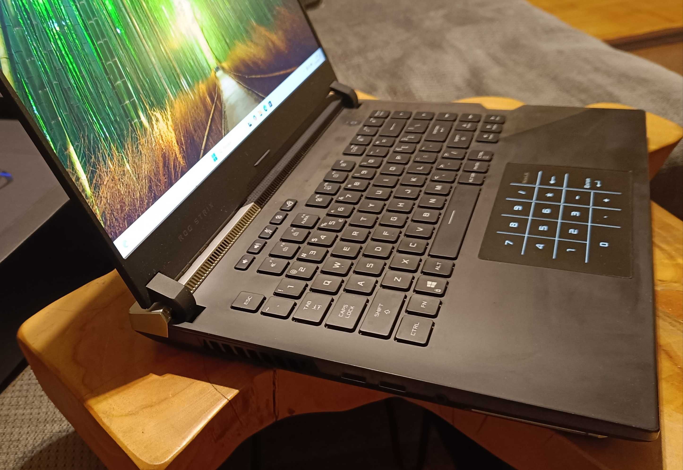 Laptop Asus ROG Strix SCAR Ryzen 7 RTX 3080 16GB  pamięci własnej