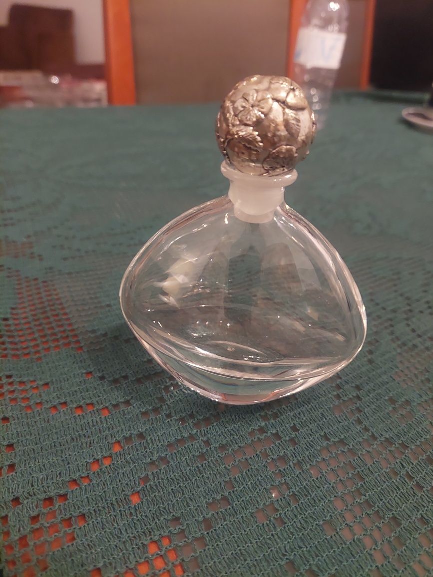Frasco  em cristal com tampa trabalhada em prata