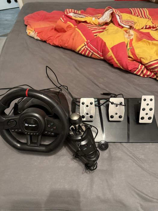 Kierownica gamingowa z pedałami i drążkiem zmiany biegów