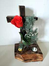 Stroik drewniany z różą i lampkami na grób i cmentarz
