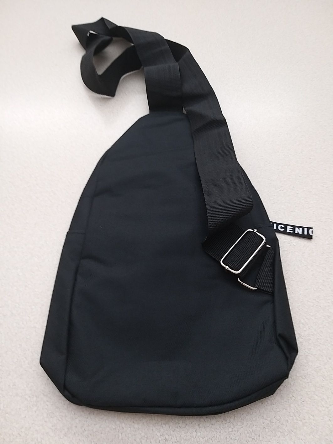 Męska torba szaszetka na ramię z regulowanym paskiem koloru czarnego.