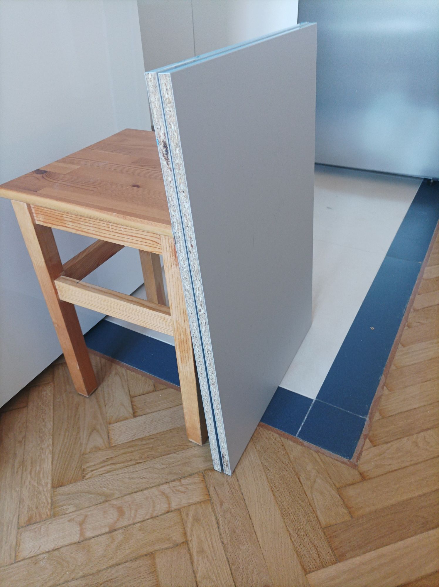 Dwa panele Ikea, kolor jasnoszary