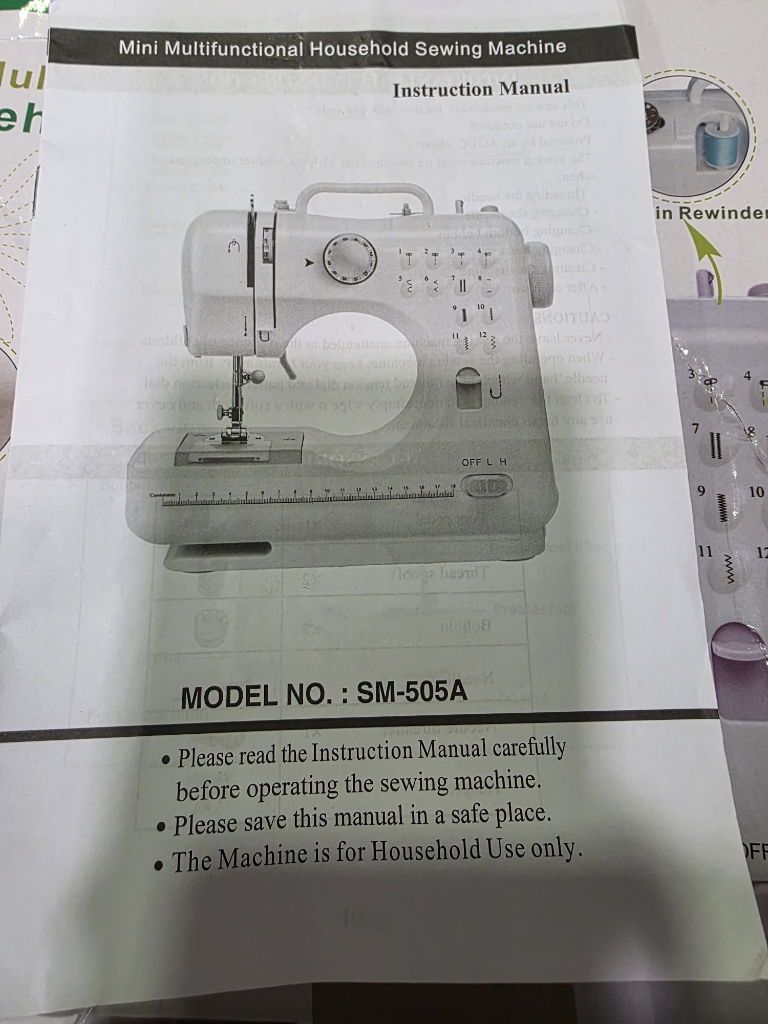 Máquina de costura portátil, nova. 
Ideal para pequenos reparos. 
- Le