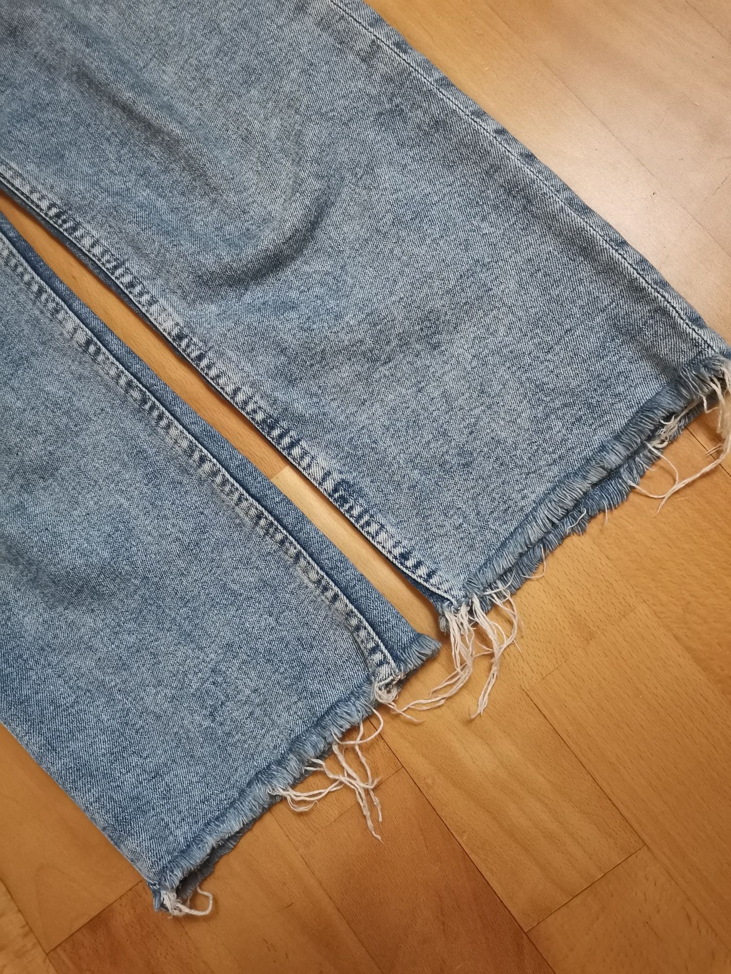 Jeansy 7/8  H&M  stan bardzo dobry, rozmiar S/M, proste, postrzepione