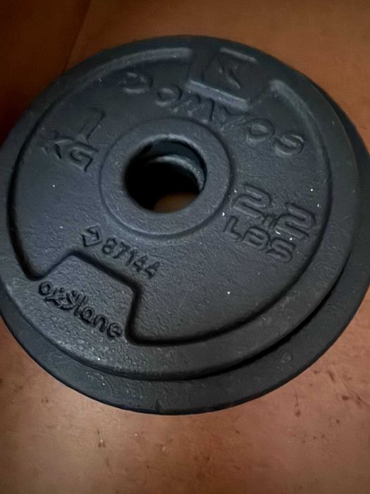 Ginásio metálico: halteres, 93 kg pesos, banco. Não utilizado.