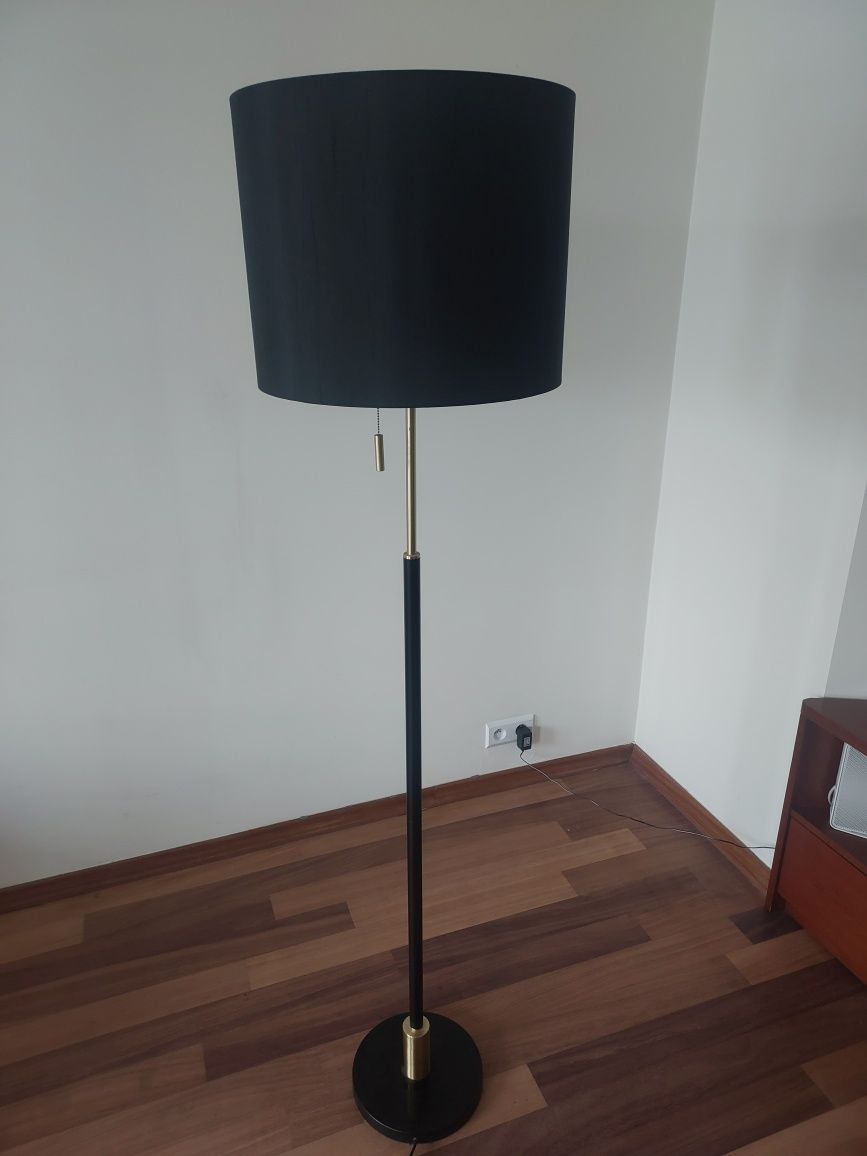 Czarna lampa stojąca