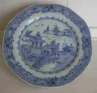 Sec XVIII - Prato porcelana chinesa Qianlong decoração azul e branco