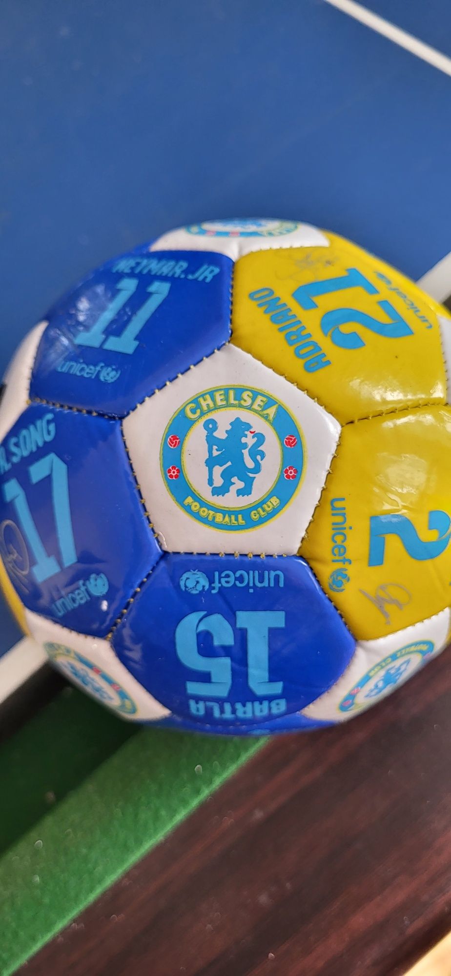 Piłka z podpisami niektórych piłkarzy Chelsea