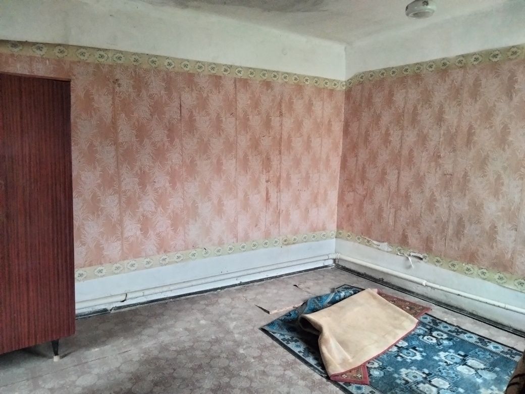 Продам будинок в місті з окремим подвір'ям.