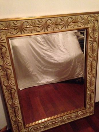 Espelho com Moldura Dourada