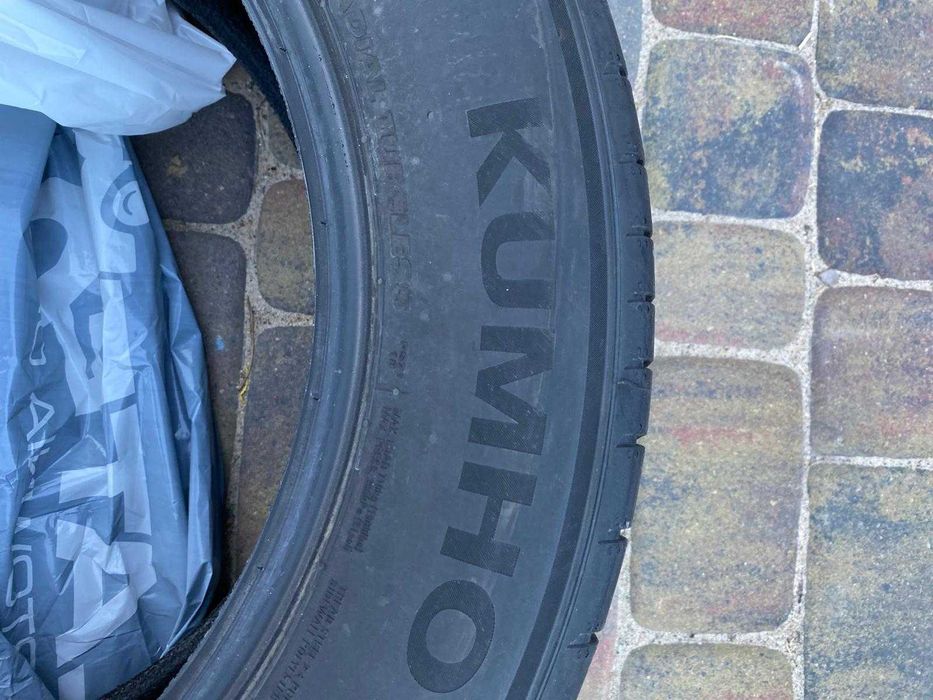 Opony KUhmo 215/60 R17 ECSTA PS71